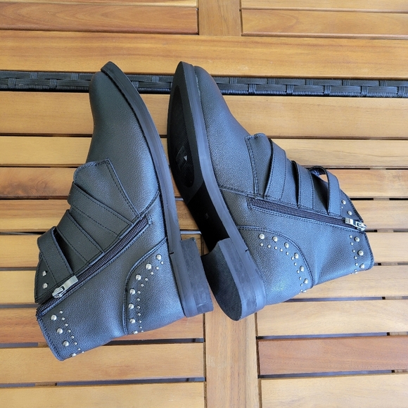 Stylish Black  Boots with Buckle Design - Picture 5 of 9
